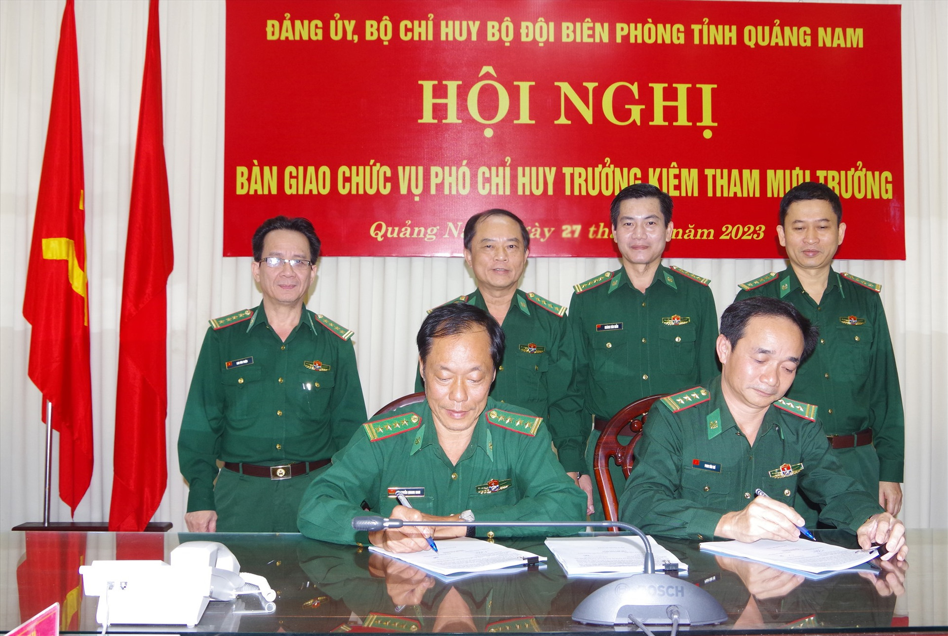 Đại tá Nguyễn Quang Nam và Thượng tá Phan Văn Thí ký biên bản bàn giao. Ảnh: HỒNG ANH
