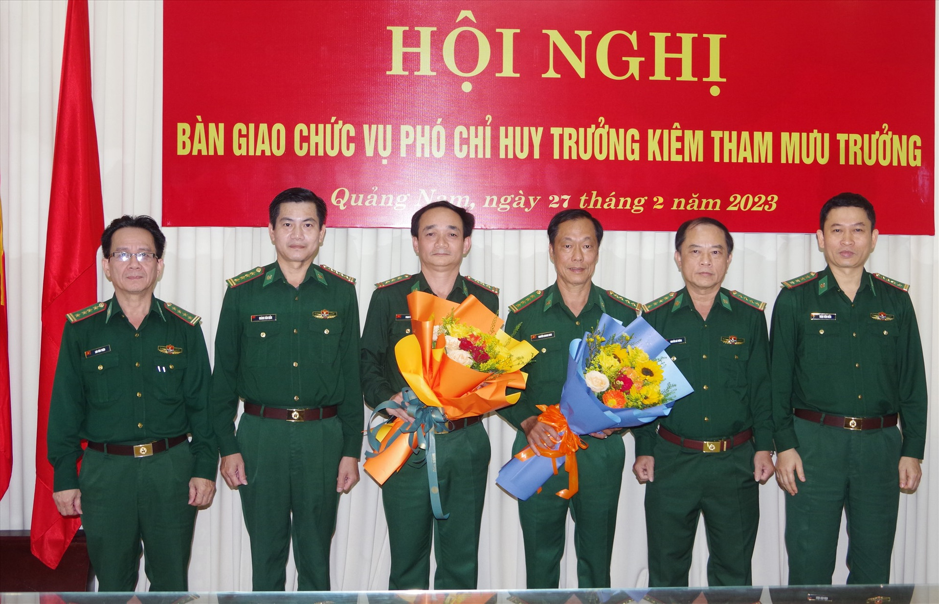 Lãnh đạo Bộ Chỉ huy BĐBP tỉnh tặng hoa chúc mừng Đại tá Nguyễn Quang Nam và Thượng tá Phan Văn Thí. Ảnh: HỒNG ANH