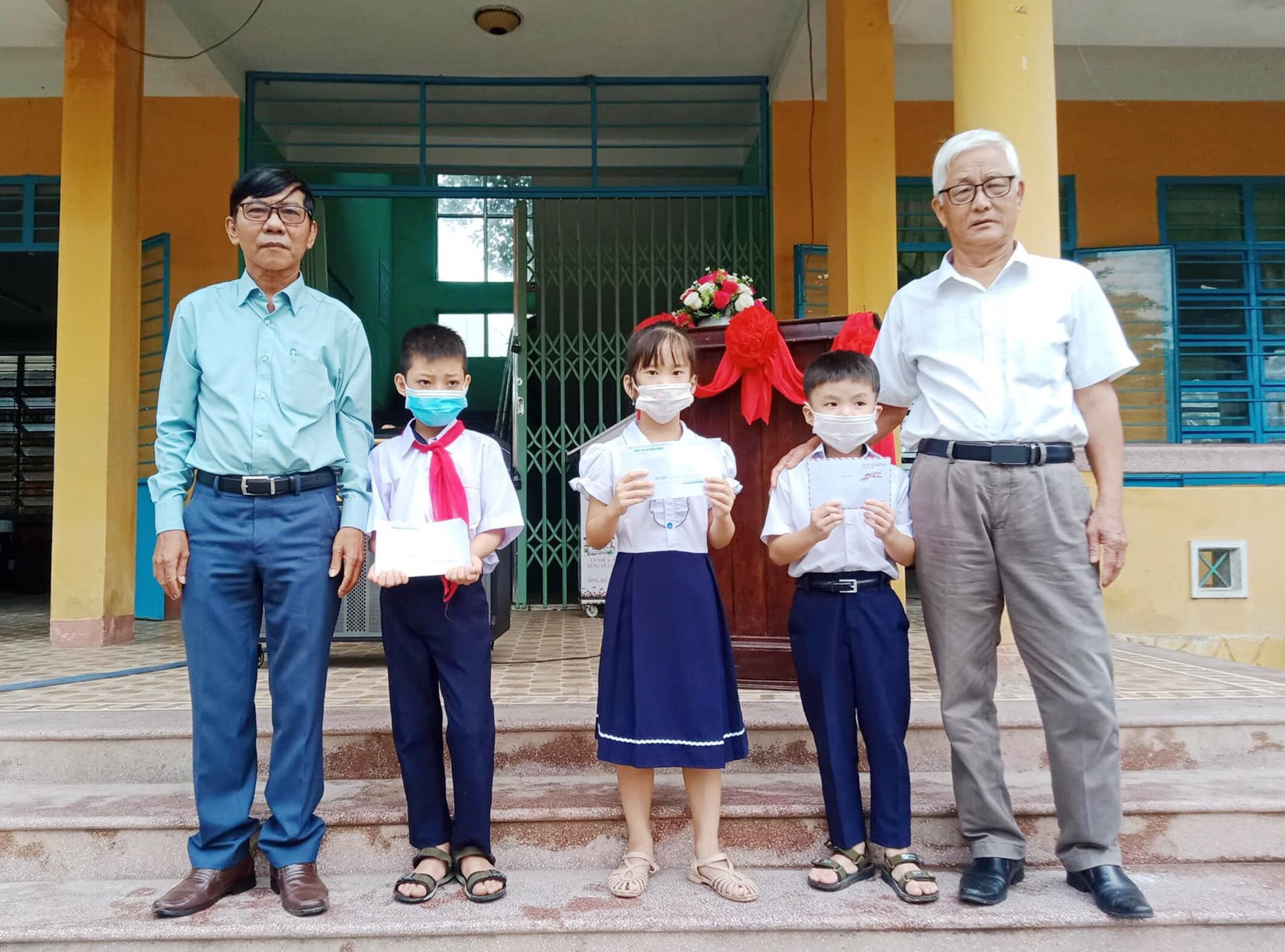 Hội Khuyến học xã Điện Thọ (thị xã Điện Bàn) trao quà hỗ trợ học sinh nghèo vượt khó tại Trường Tiểu học Ngô Quyền. Ảnh: T.Long