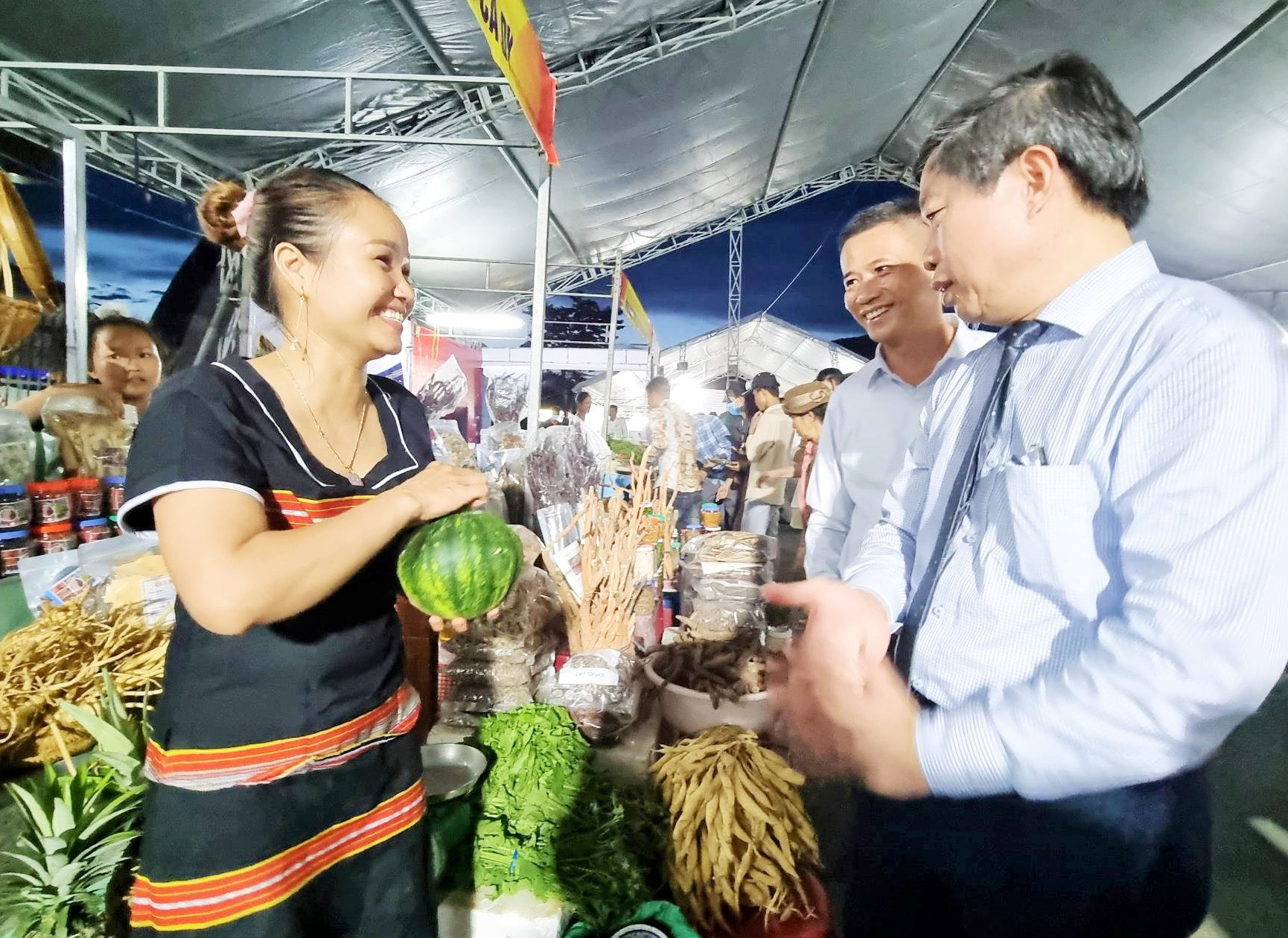 Phiên chợ đêm Nam Giang được kỳ vọng sẽ mang đến không gian văn hóa, ẩm thực độc đáo thu hút du khách. Ảnh: ALĂNG NGƯỚC