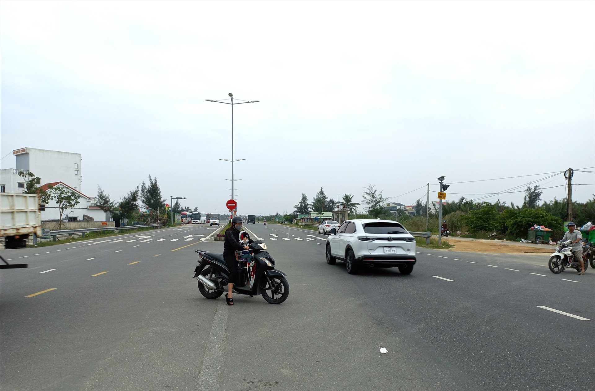 Người tham gia giao thông từ đường dân sinh, ĐH, ĐT giao cắt với đường Võ Chí Công. Ảnh: N.B