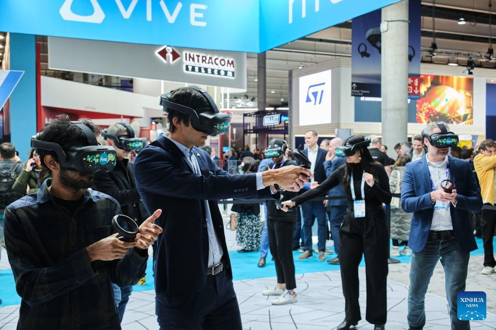 Khách tham quan thử mũ bảo hiểm VR tại Đại hội Thế giới Di động (MWC) 2023 ở Barcelona, Tây Ban Nha, ngày 28 tháng 2 năm 2023.