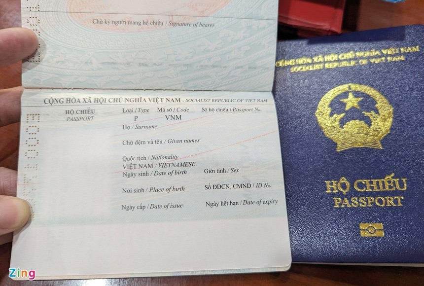 Mẫu hộ chiếu gắn chip của Việt Nam. Ảnh: Hoàng Lam.