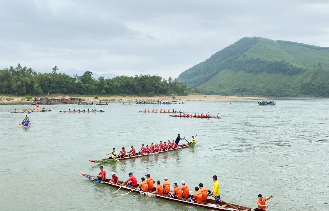 Các thuyền đua tranh tài trên sông Thu Bồn. Ảnh: T.P