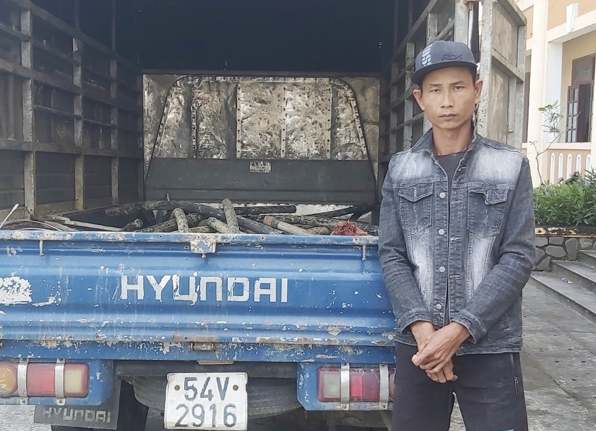Đối tượng Minh cùng xe tải chở tang vật