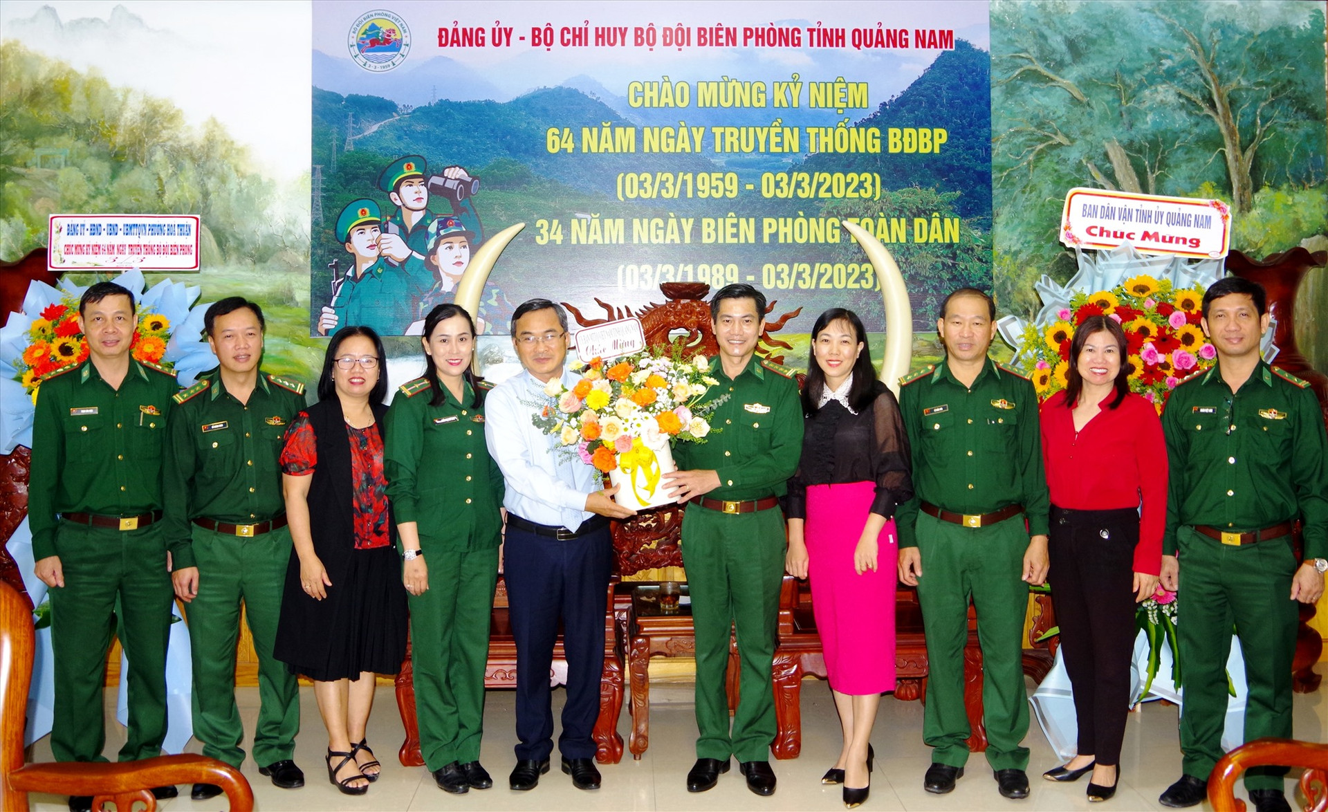 Phó Chủ tịch Thường trực UBMTTQVN tỉnh Nguyễn Phi Hùng (thứ 5 từ trái sang) cùng đoàn công tác tặng hoa chúc mừng Bộ đội Biên phòng tỉnh. Ảnh: VĂN VINH