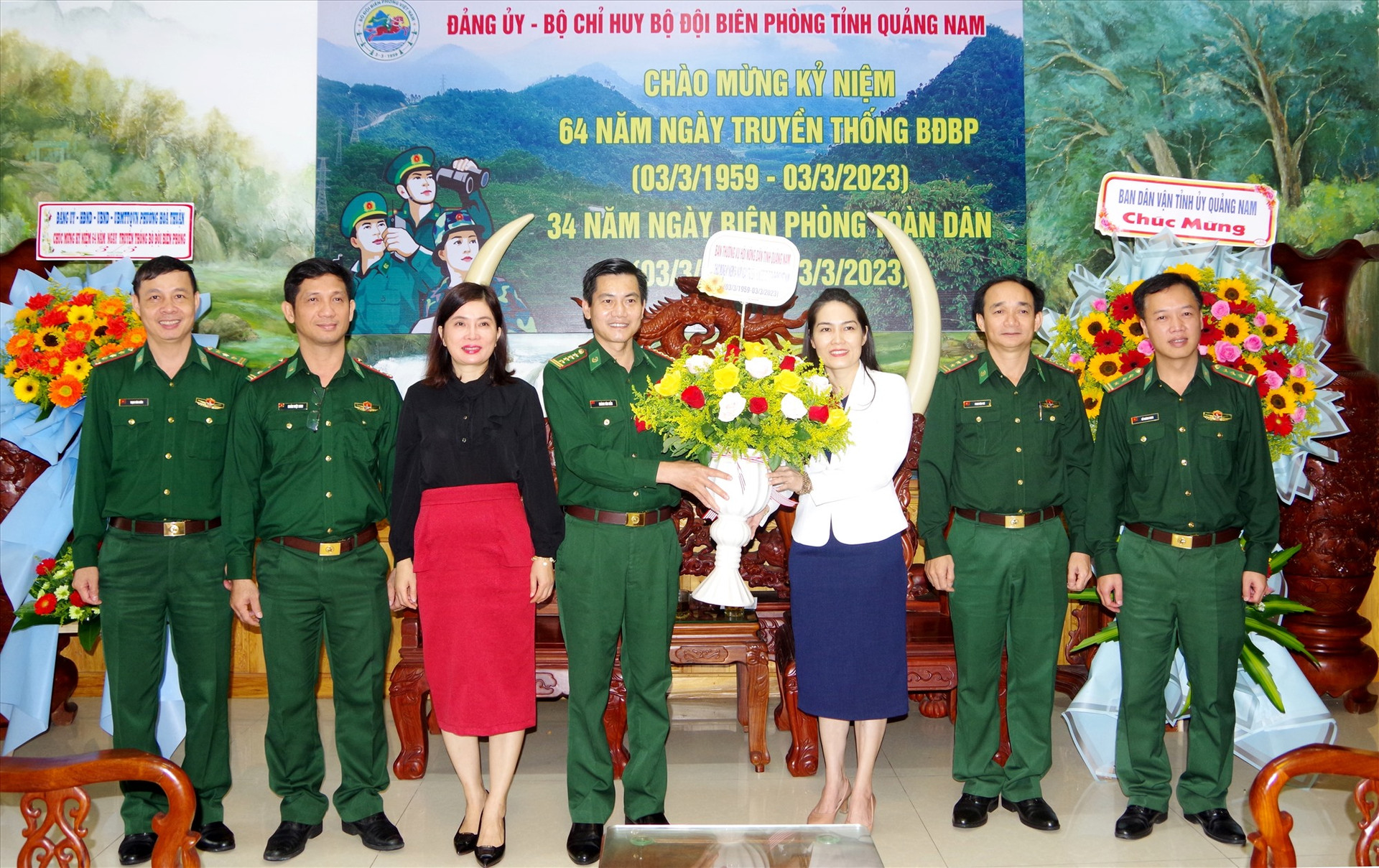 Phó Chủ tịch Hội Nông dân tỉnh Thái Thị Bích Phin (Thứ 3 từ phải sang) tặng hoa chúc mừng BĐBP tỉnh. Ảnh: VĂN VINH
