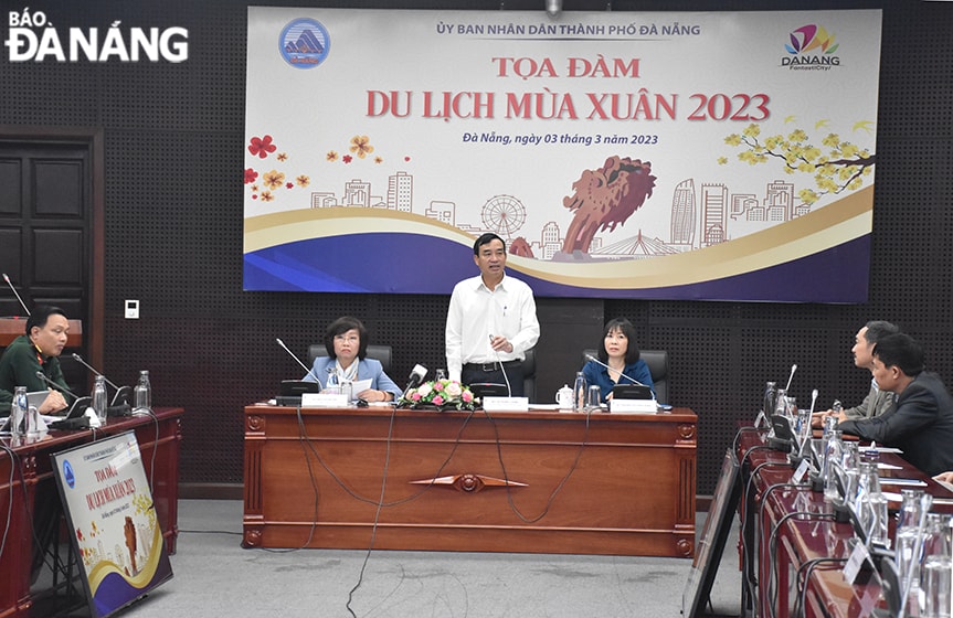 Phó Bí thư Thành ủy, Chủ tịch UBND thành phố Lê Trung Chinh, Phó Chủ tịch UBND thành phố Ngô Thị Kim Yến chủ trì chương trình “Tọa đàm du lịch mùa xuân 2023”, lắng nghe