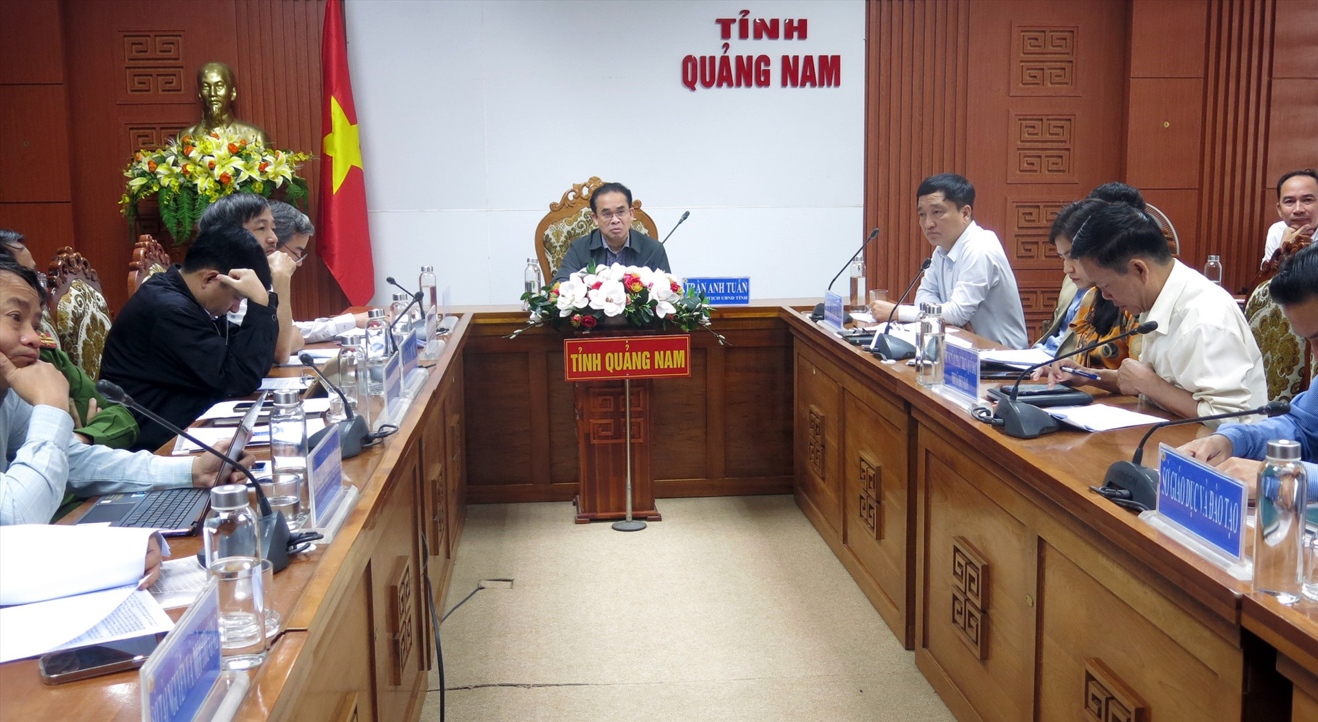 Phó chủ tịch UBND tỉnh Trần Anh Tuấn chủ trì phiên họp giải quyết khó khăn cho 2 dự án đầu tư y tế với sự tham gia của các sở, ban, ngành và địa phương liên quan ngày 23/2/2023. Ảnh: T.D