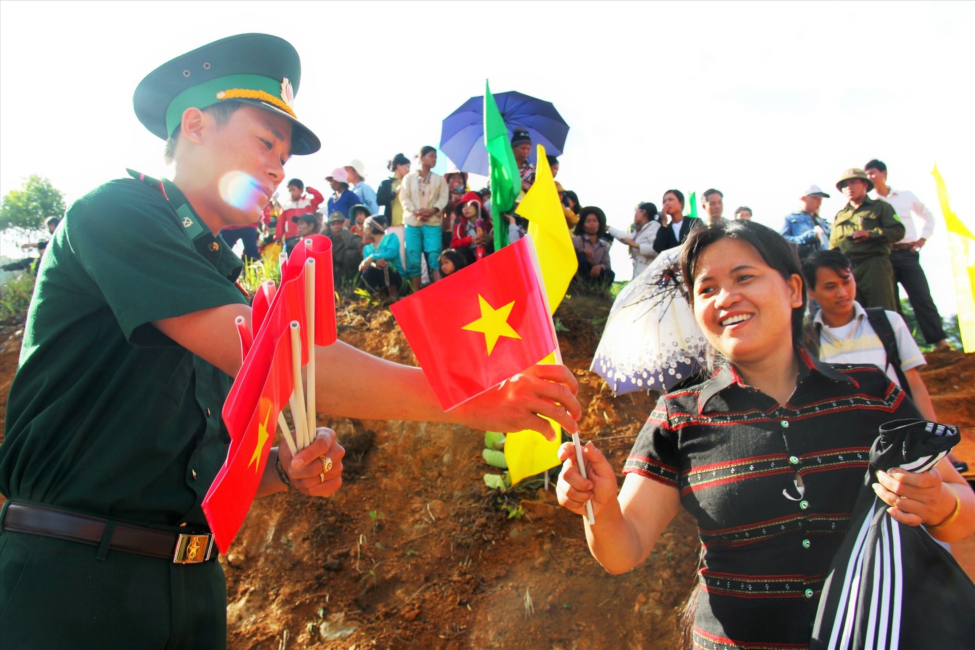 Tình quân dân biên giới. Ảnh: ĐĂNG NGUYÊN