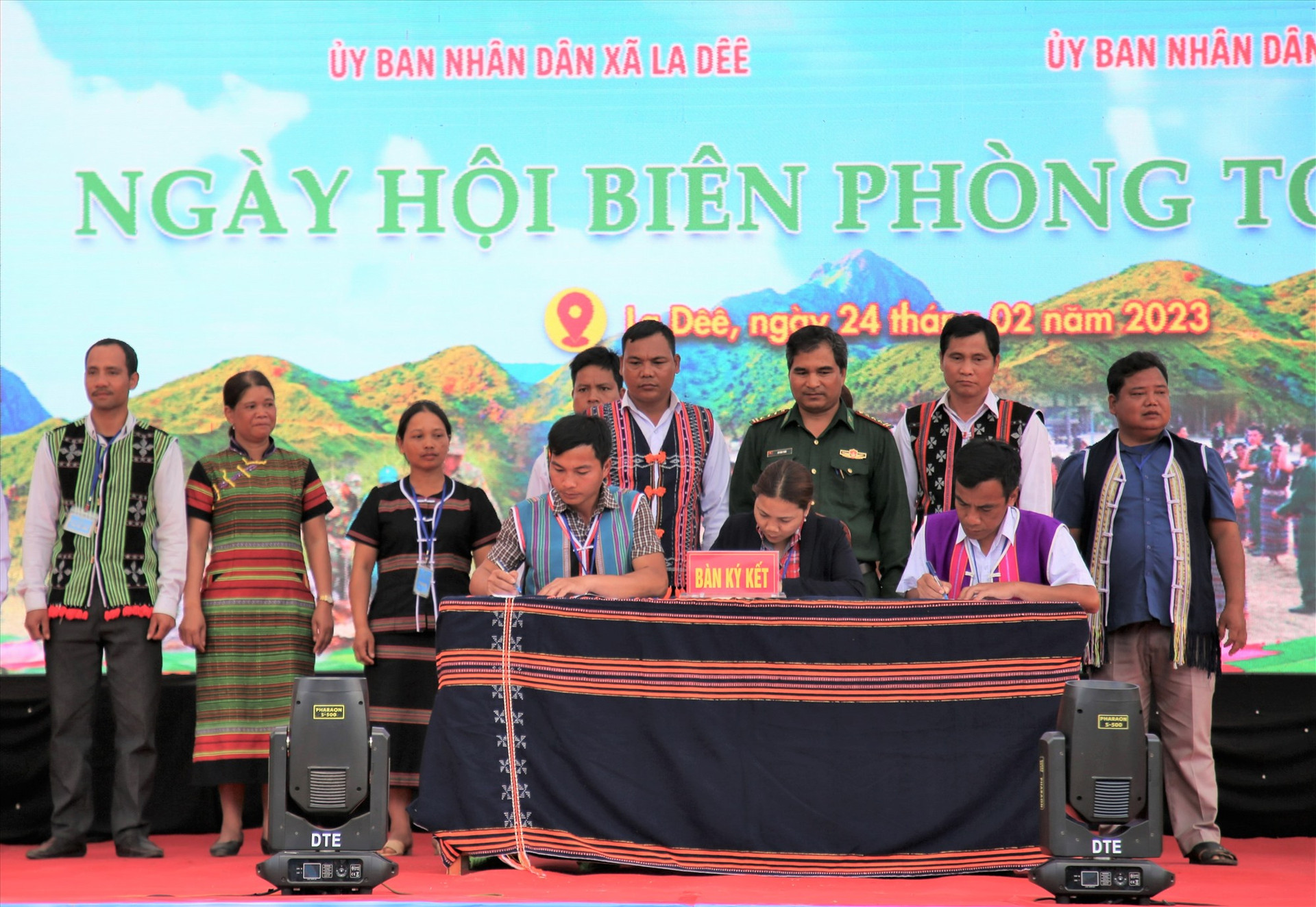 Đại diện các Tổ tự quản đường biên, cột mốc tại huyện Nam Giang tham gia ký kết bảo vệ biên giới an toàn trong “Ngày hội Biên phòng toàn dân” được tổ chức tại xã La Dêê. Ảnh: ĐĂNG NGỌC