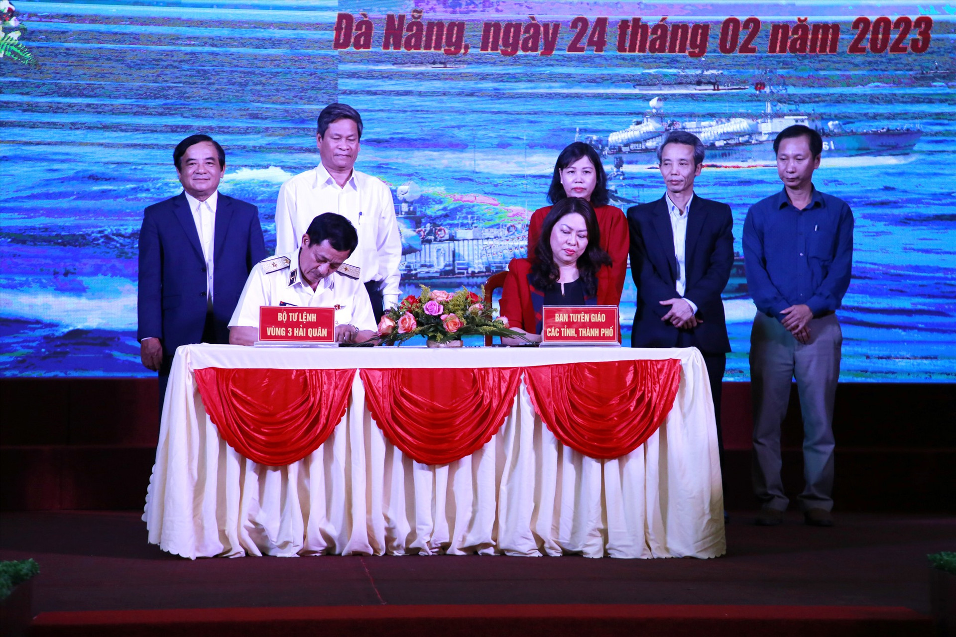 Trưởng Ban Tuyên giáo Tỉnh ủy Nguyễn Thị Thu Lan ký kết quy chế phối hợp tuyên truyền biển đảo với Bộ Tư lệnh Vùng 3 Hải quân. Ảnh: T.C