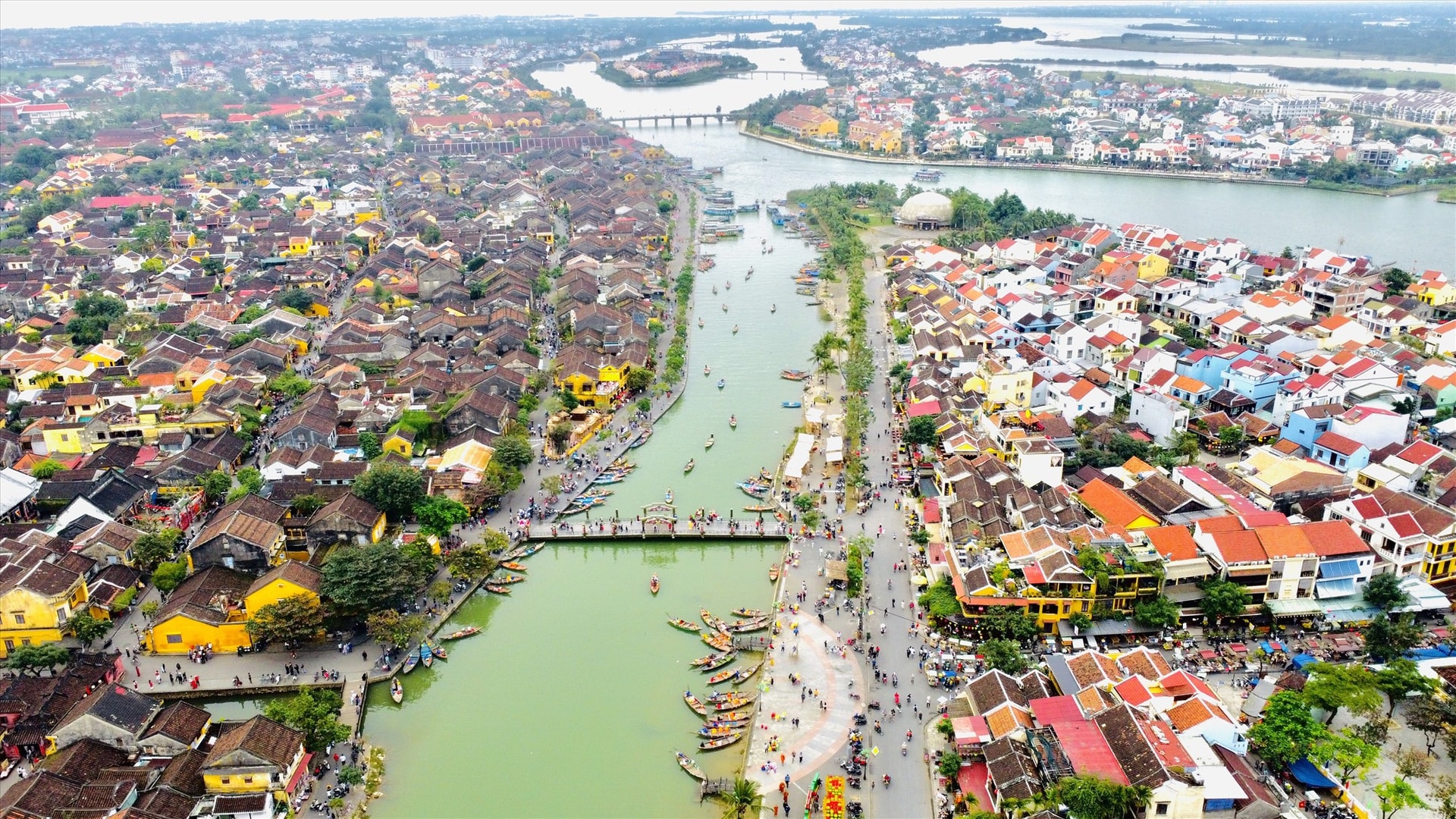 Hội An hiện rất cần có các cơ chế để bảo vệ quy hoạch, không gian sinh thái... Trong ảnh: Khu phố cổ Hội An nhìn từ trên cao. Ảnh: QUỐC TUẤN