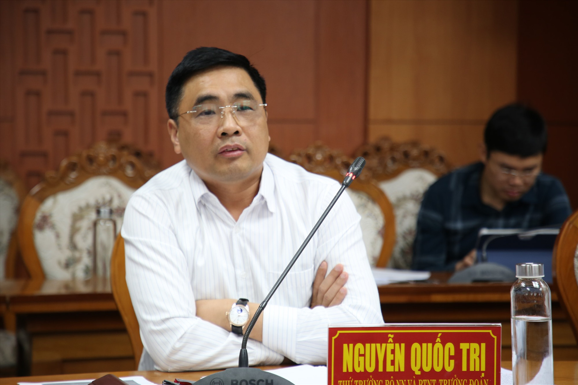 Thứ trưởng Bộ NN&PTNT Nguyễn Quốc Trị chia sẻ với các kiến nghị của Quảng Nam về công tác quản lý, bảo vệ rừng. Ảnh: A.N