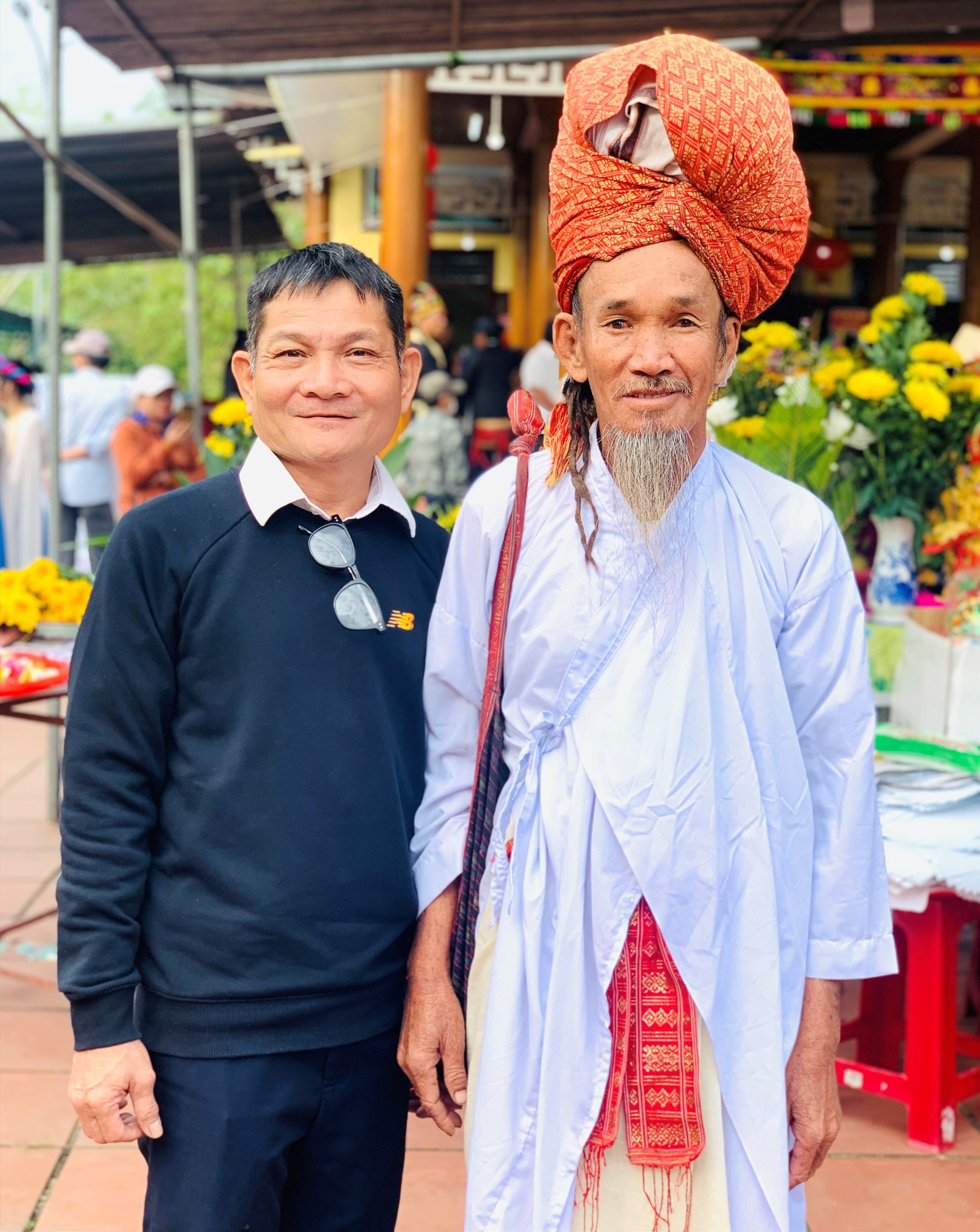 Hơn 45 năm qua, năm nào ông Năm Trầu (bên phải) - một người dân tộc Chăm ở xã Mỹ Sơn (huyện Ninh Sơn, tỉnh Ninh Thuận) cũng ra dự lễ và vui hội với dân làng Thu Bồn.    Ảnh: PV