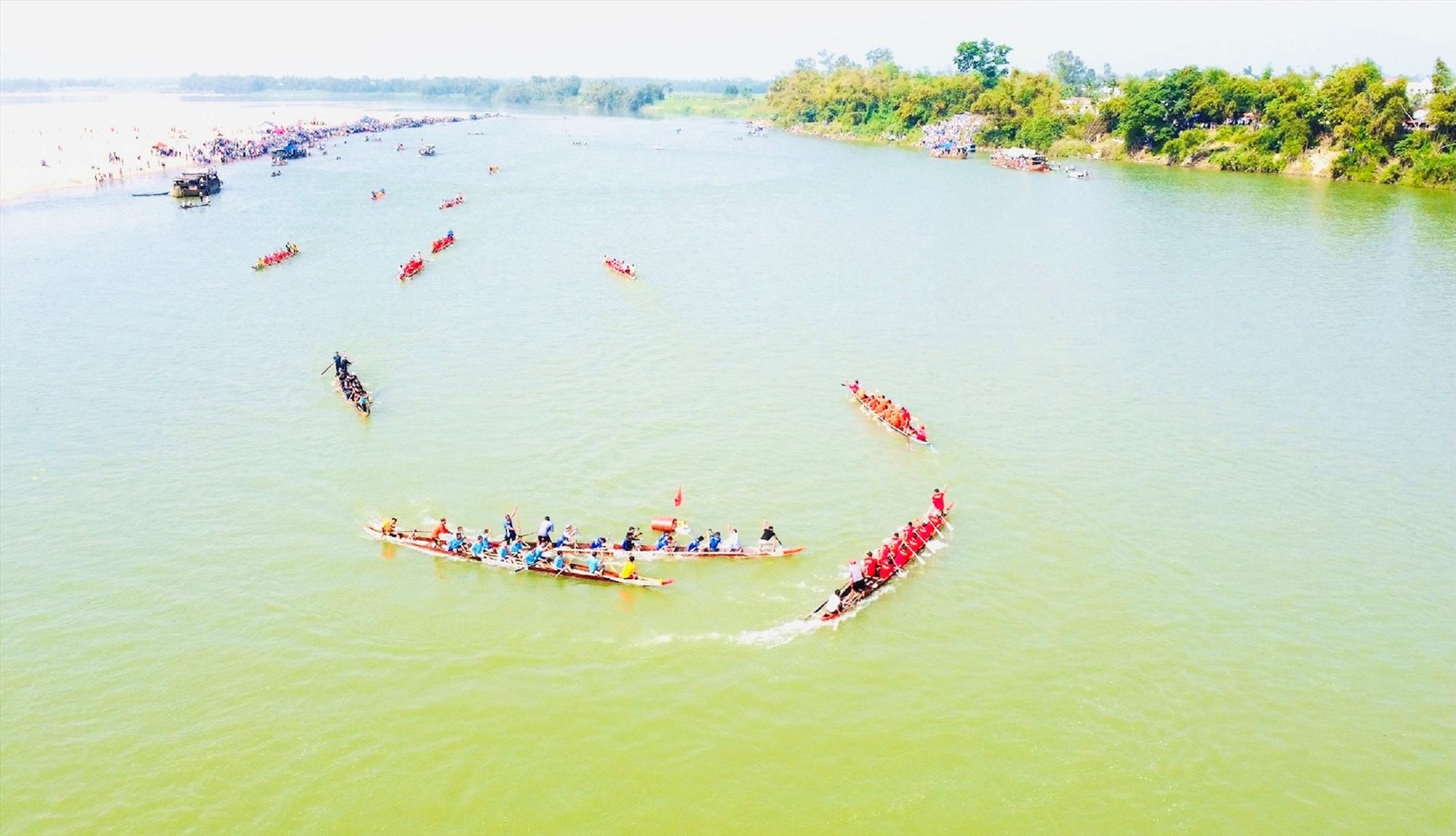 Sáng nay 3/3, nhiều đội thuyền đua nam – nữ tham gia tranh tài trên sông Thu Bồn.    Ảnh: PV
