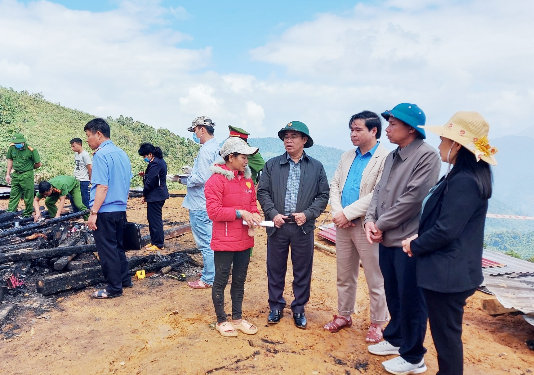 Phó Chủ tịch UBND tỉnh Trần Anh Tuấn thăm hỏi gia đình nạn nhân