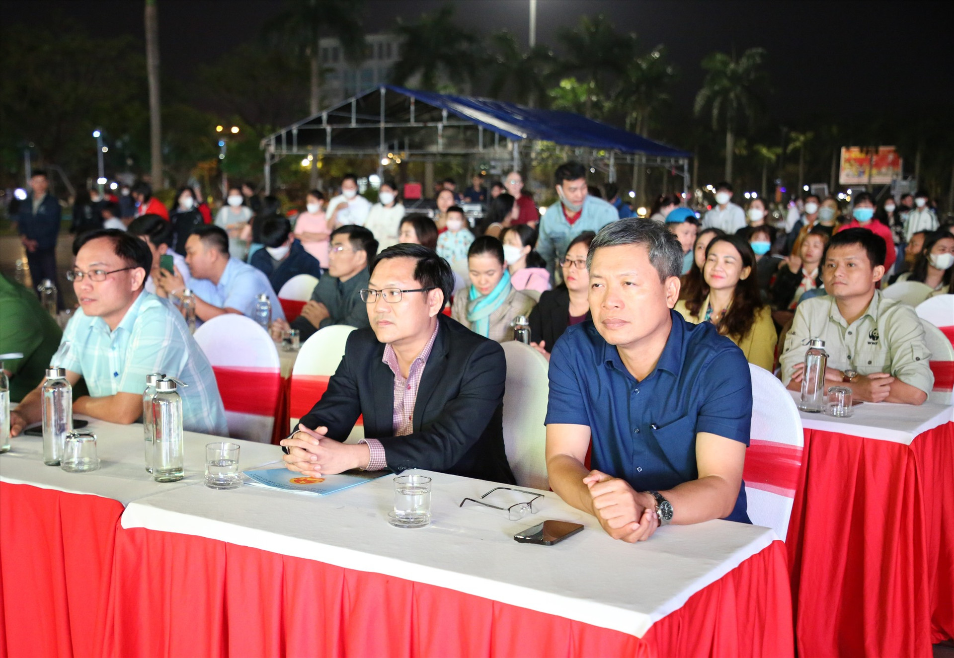 Phó Chủ tịch UBND tỉnh Hồ Quang Bửu cùng đông đảo người dân tham dự chương trình. Ảnh: A.N