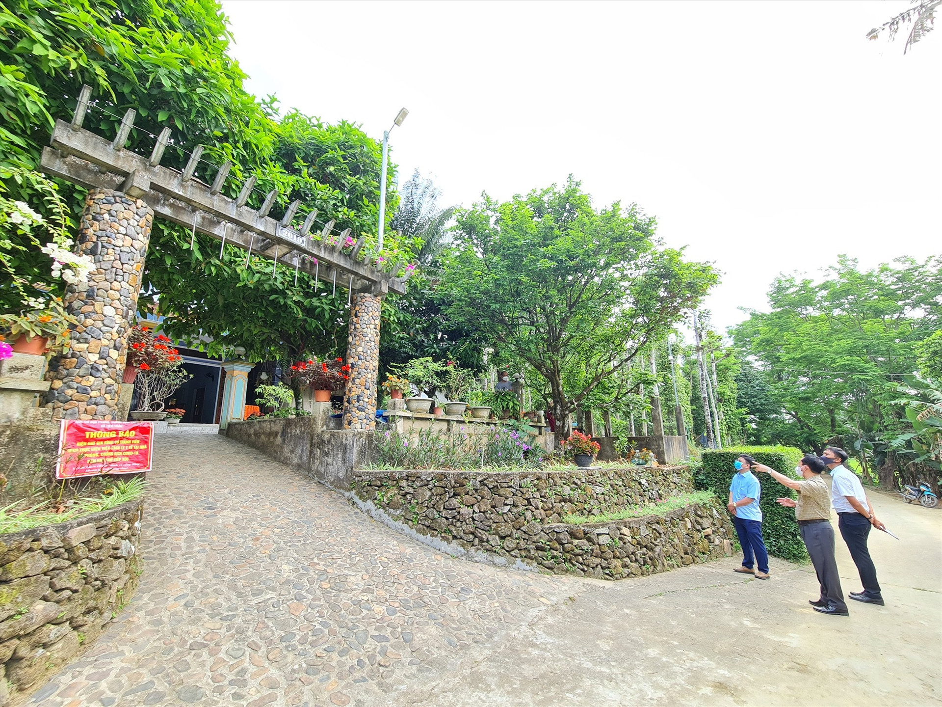 Mô hình tường rào, cổng ngõ đẹp đoạt giải nhất cuộc thi Khu dân cư nông thôn mới kiểu mẫu, vườn - tường - đường đẹp huyện Tiên Phước năm 2022. Ảnh: D.L