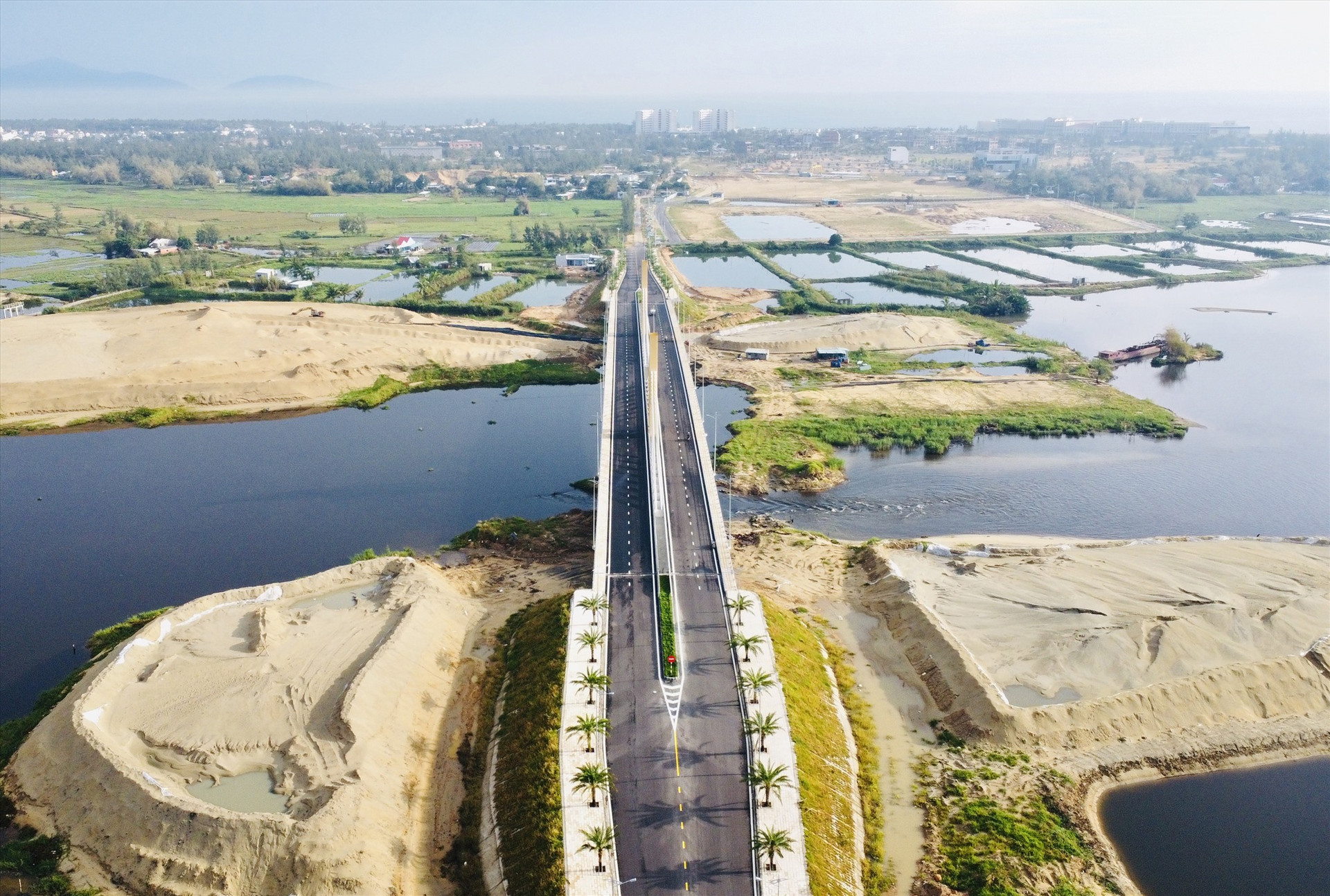 Cầu Nguyễn Duy Hiệu bắc qua sông Cổ Cò chưa có nhiều phương tiện lưu thông vì tuyến đường nối từ ĐT603B vào cầu chưa được nâng cấp, mở rộng. Ảnh: Q.T