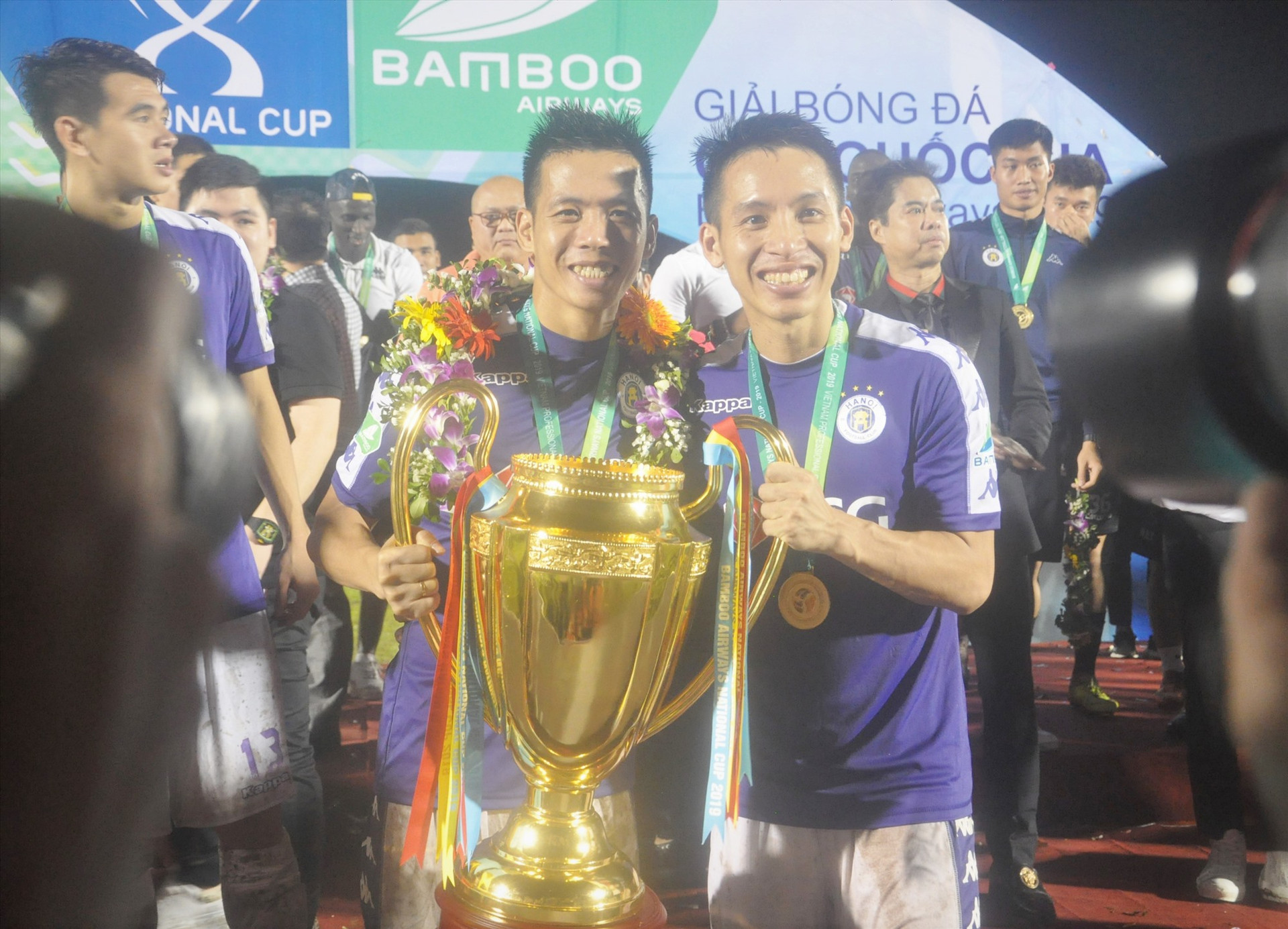 Với phong độ tốt trong năm 2022, Nguyễn Văn Quyết (bên trái) được trao danh hiệu Quả bóng vàng Việt Nam 2022. Ảnh: A.NHI