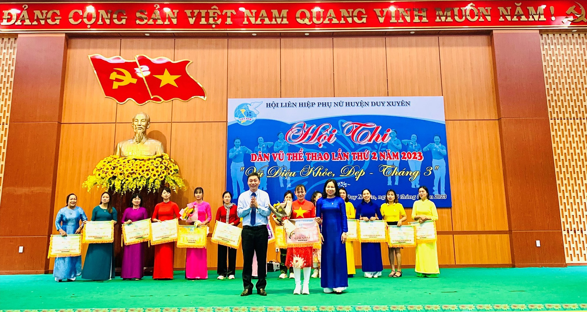 Ban tổ chức trao giải Nhất cho đội phụ nữ thị trấn Nam Phước.   Ảnh: N.T
