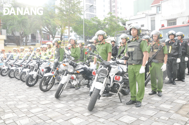 Cán bộ, chiến sĩ Công an thành phố đồng loạt ra quân đấu tranh, xử lý các hành vi vi phạm pháp luật liên quan đến shisha, bóng cười. Ảnh: L.H