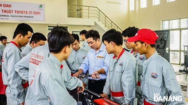 Để giải bài toán “thừa thầy, thiếu thợ” cần có những giải pháp tổng hợp, đồng bộ, mạnh mẽ của cả hệ thống chính trị, của các bộ, ngành, địa phương.