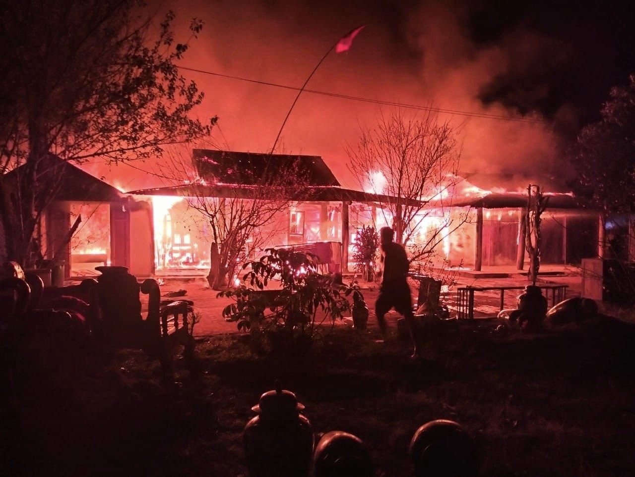 Cháy xảy ra ở vùng cao Tây Giang khiến 5 căn nhà bị thiêu rụi gần đây. Ảnh: C.N