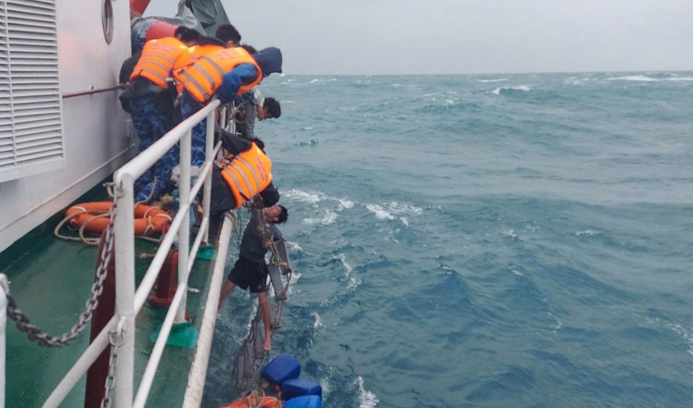Tàu của Vùng Cảnh sát biển 2 cứu nạn ngư dân trên biển
