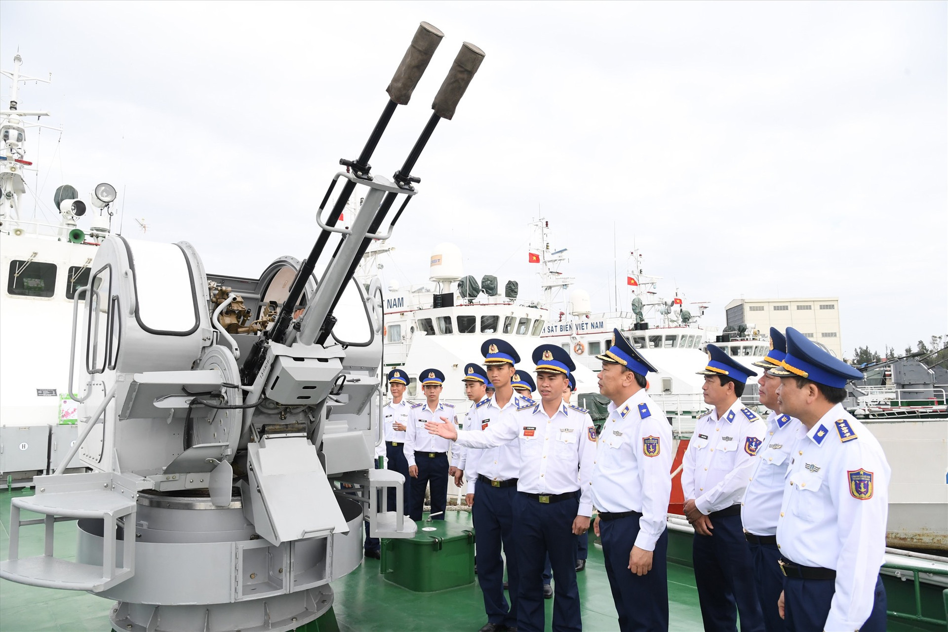 Tư lệnh Cảnh sát biển kiểm tra công tác sẵn sàng chiến đấu các tàu của Vùng Cảnh sát biển 2