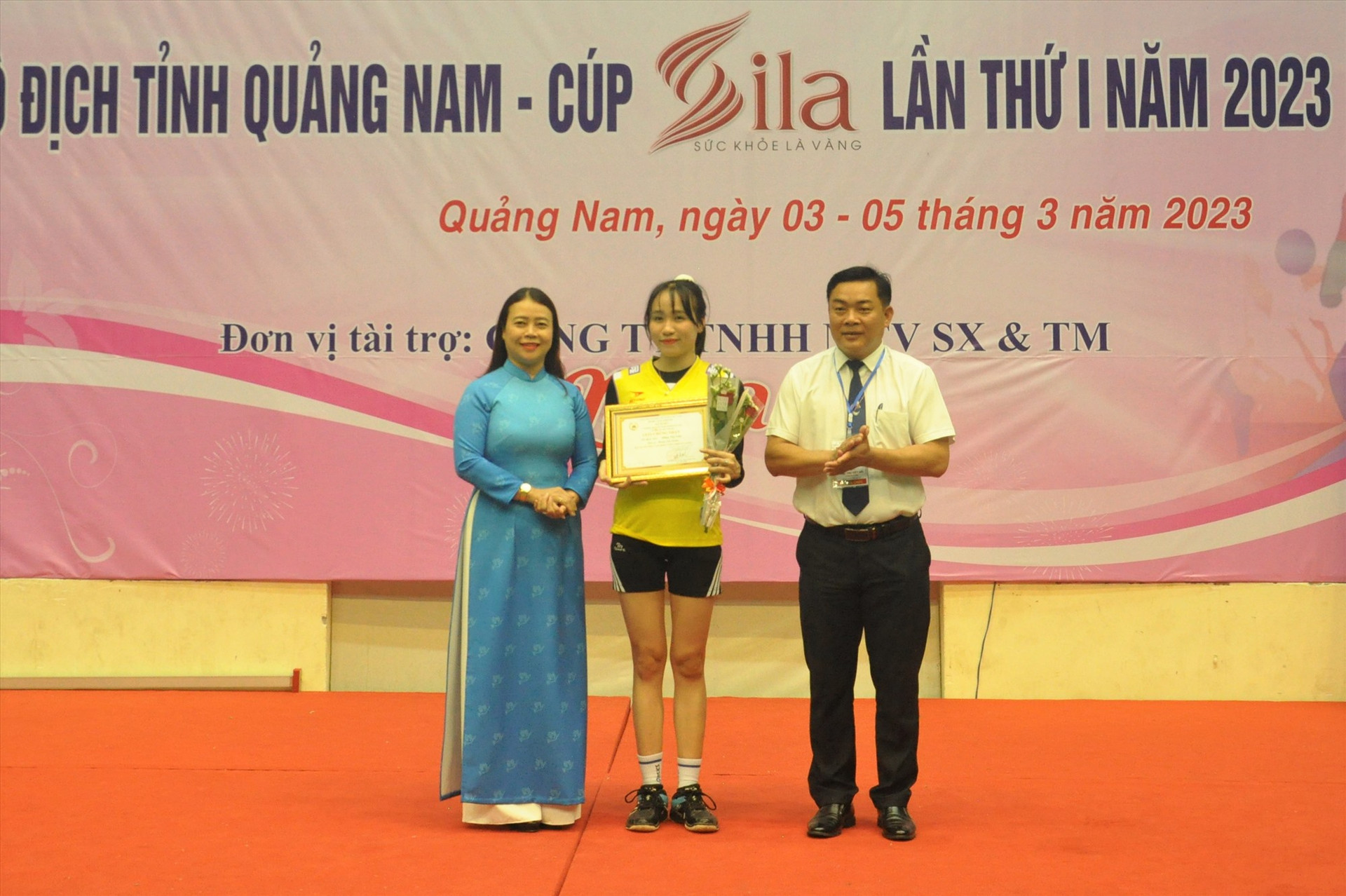 Đồng Thị Tâm (Núi Thành) được trao giải Miss. Ảnh: T.V
