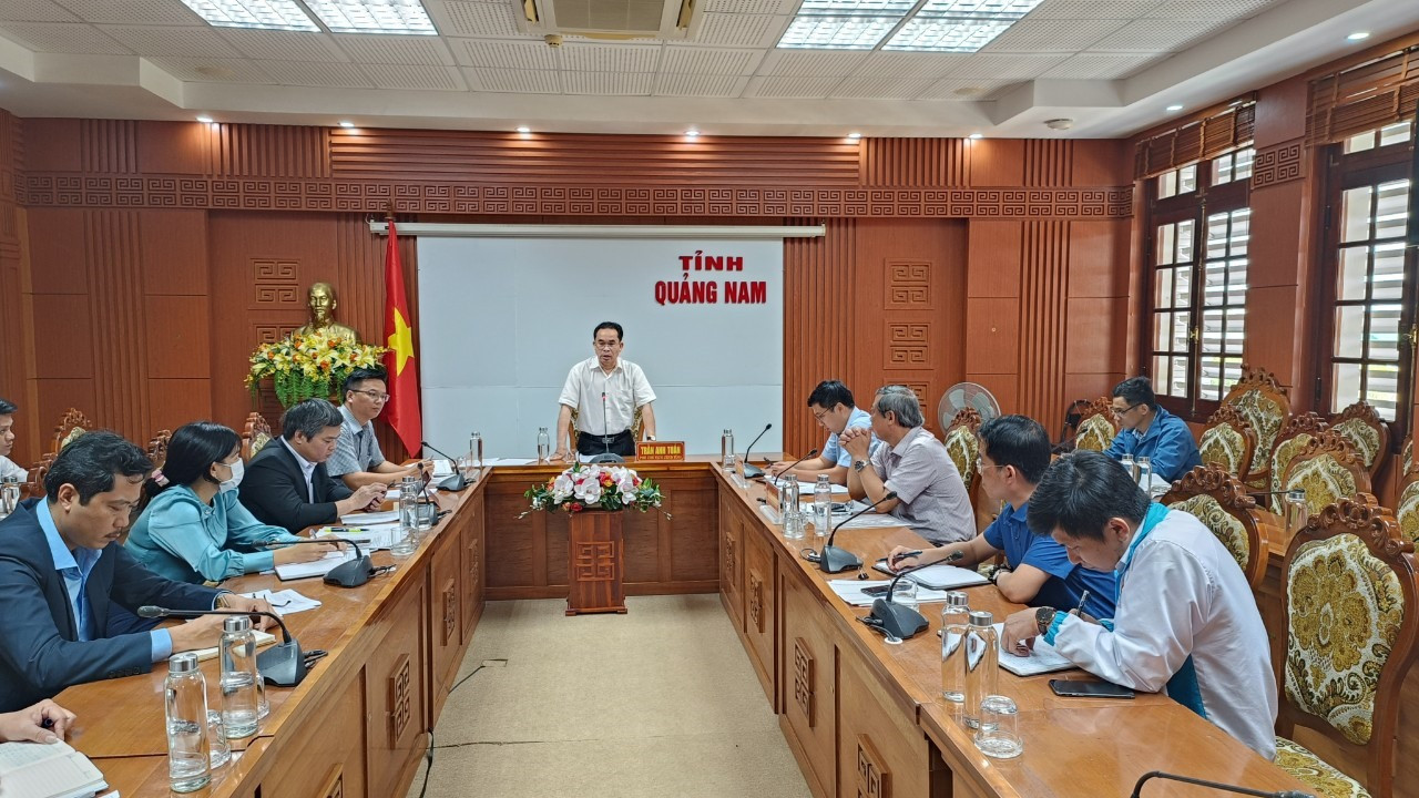 Phó Chủ tịch UBND tỉnh Trần Anh Tuấn chủ trì cuộc họp.