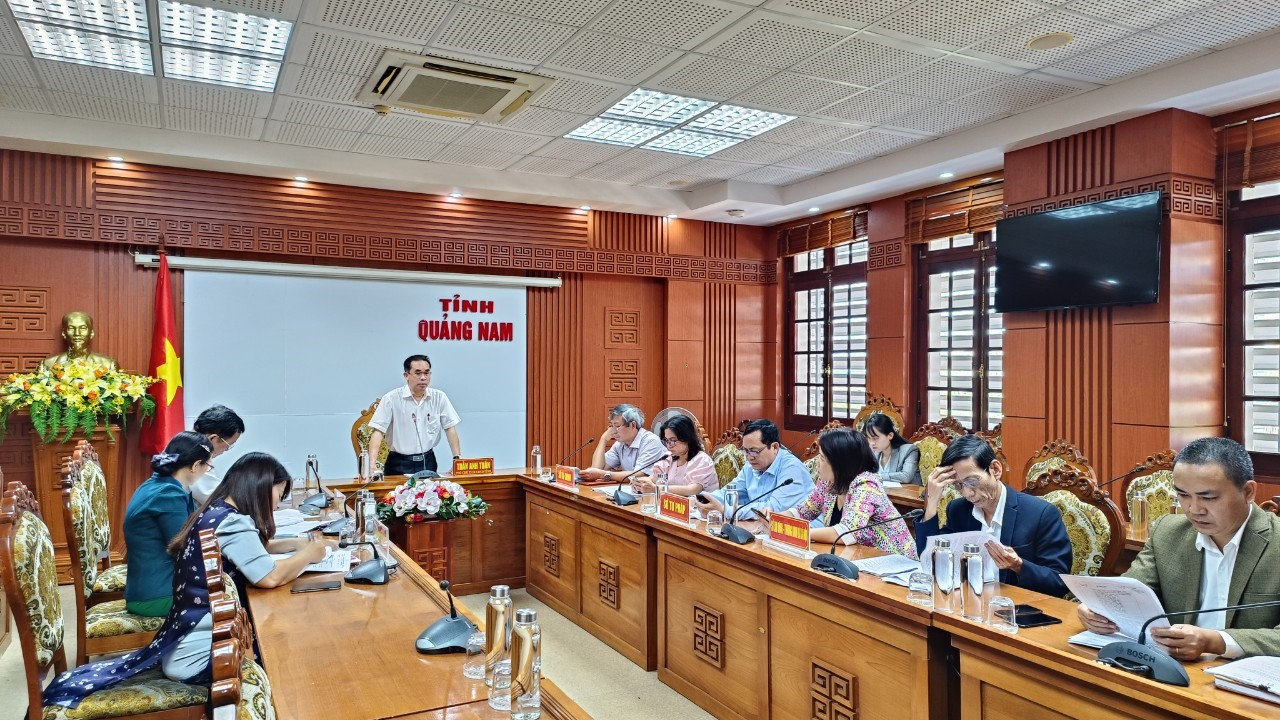Phó Chủ tịch UBND  tỉnh Trần Anh Tuấn chủ trì cuộc họp.