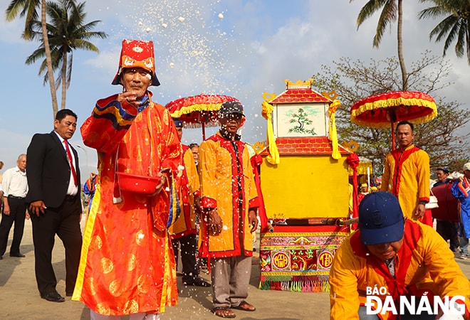 Lễ hội cầu ngư là dịp để ngư dân để cầu quốc thái dân an, mưa thuận gió hòa, tàu thuyền ra khơi thuận buồm xuôi gió, mùa màng bội thu. Ảnh: X.D
