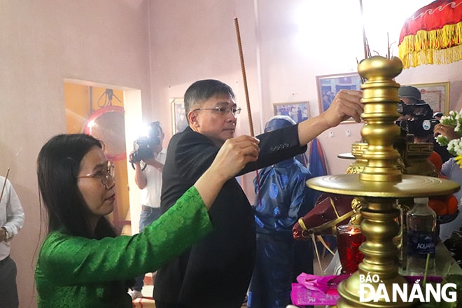 Các đại biểu dâng hương tại lăng Ông phường Thọ Quang. Ảnh: X.D