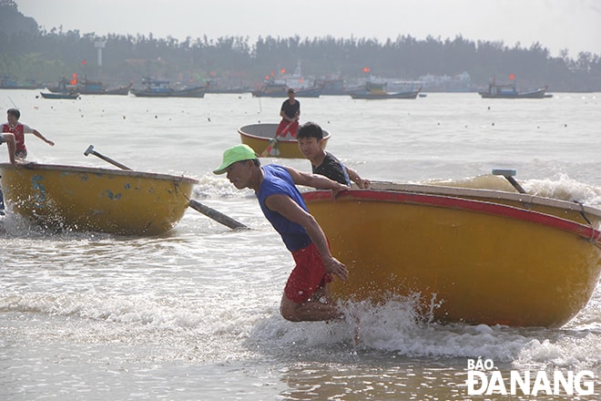 Phần thi bơi thúng, ngoái thúng, lắc thúng diễn ra sôi nổi, thu hút người dân tham gia cổ vũ. Ảnh: X.D