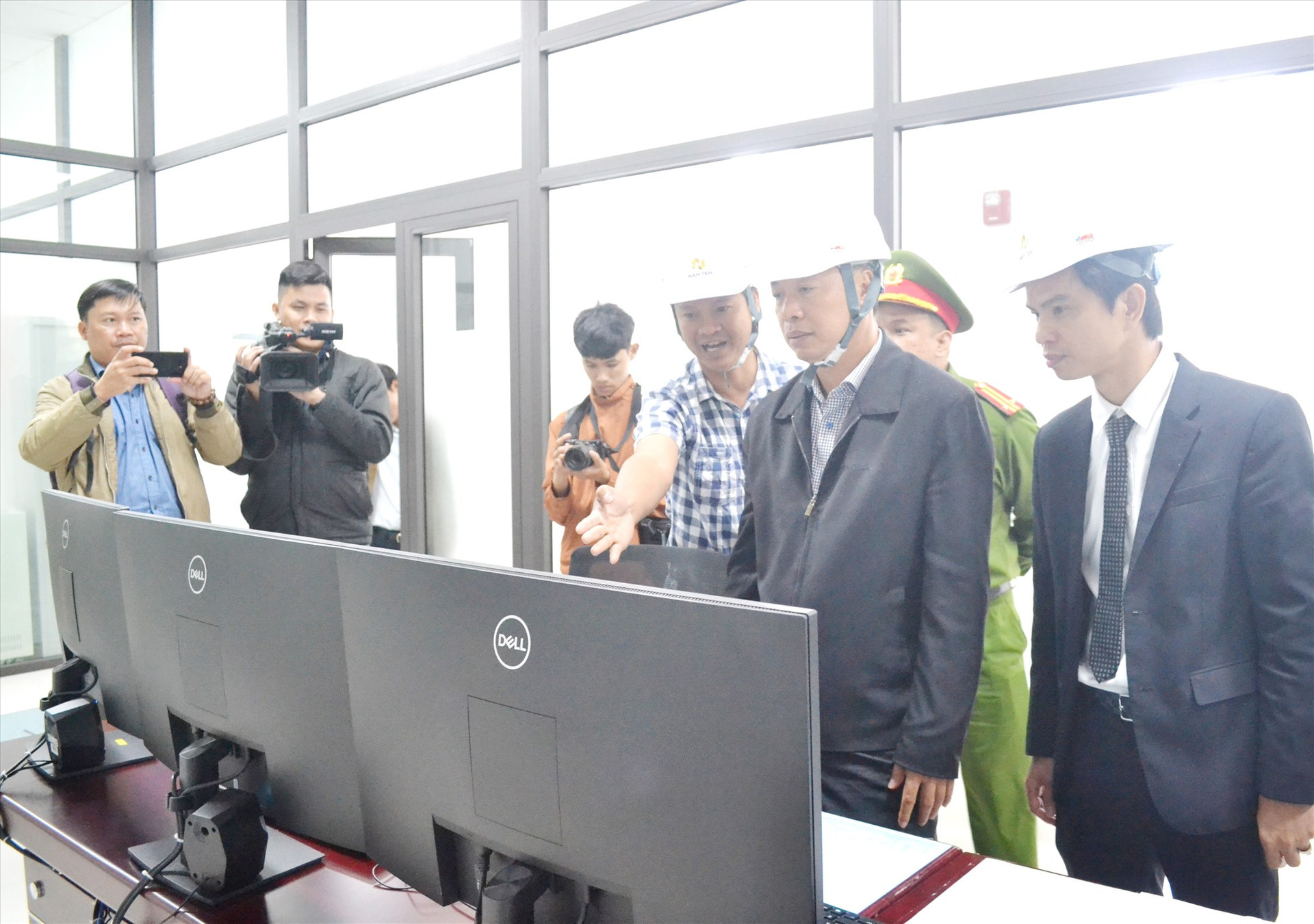 Phó Chủ tịch UBND tỉnh Hồ Quang Bửu tham quan nhà vận hành công trình đường dây và trạm biến áp 110kV dùng chung đấu nối cụm thủy điện huyện Nam Trà My vào hệ thống điện quốc gia. Ảnh: VIỆT NGUYỄN