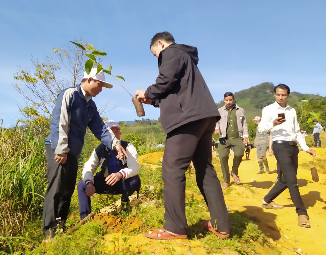 Người dân, các đoàn thể trồng cây tại xã Trà Cang, huyện Nam Trà My. Ảnh: Tấn Lạc