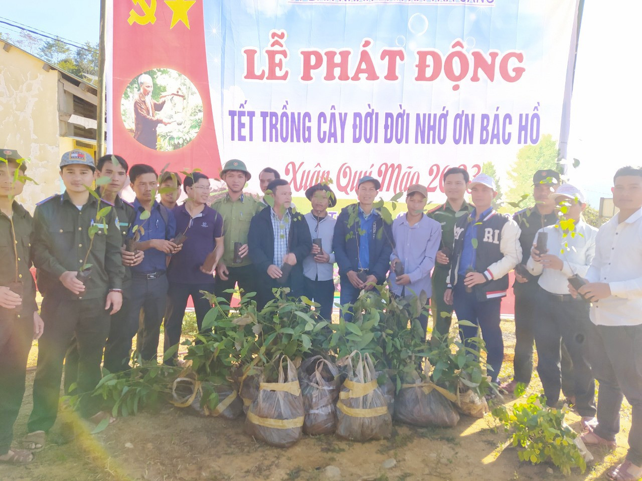 Người dân, các đoàn thể trồng cây tại xã Trà Cang, huyện Nam Trà My. Ảnh: Tấn Lạc