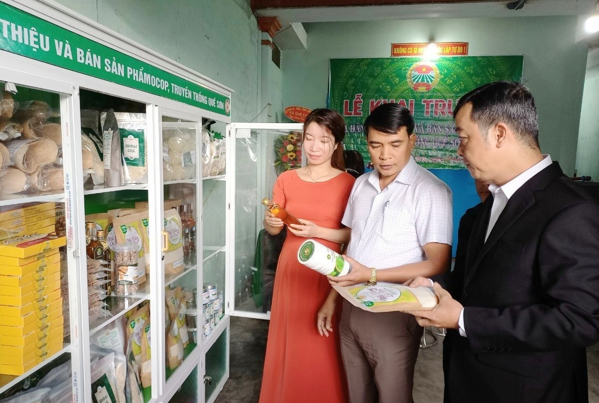 Lãnh đạo huyện Quế Sơn tham quan cửa hàng Ocop. Ảnh: D.T