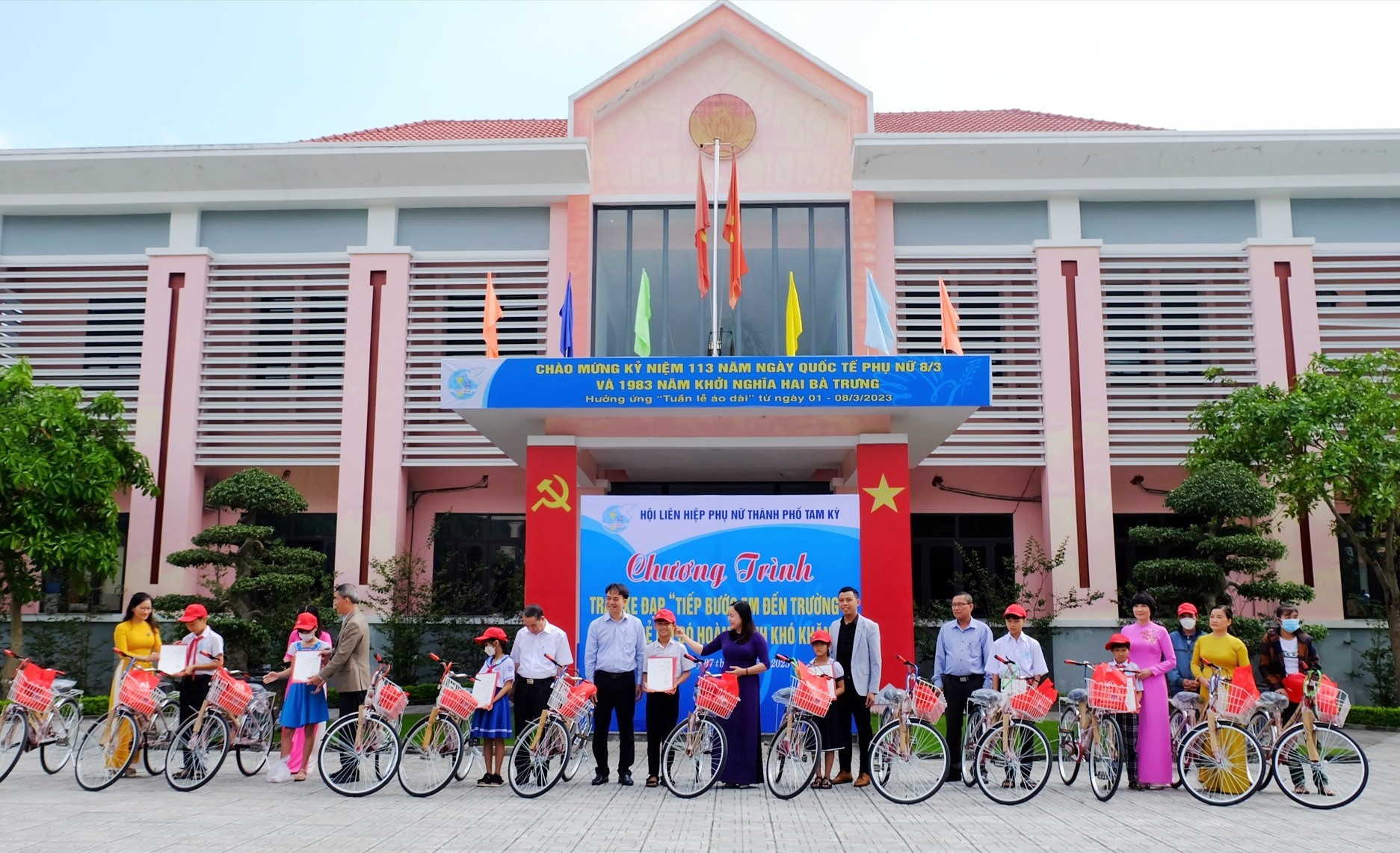 Công ty Bảo hiểm AIA thông qua Quỹ Bảo trợ trẻ em trao tặng 13 xe đạp cho trẻ em có hoàn cảnh khó khăn. Ảnh: M.L