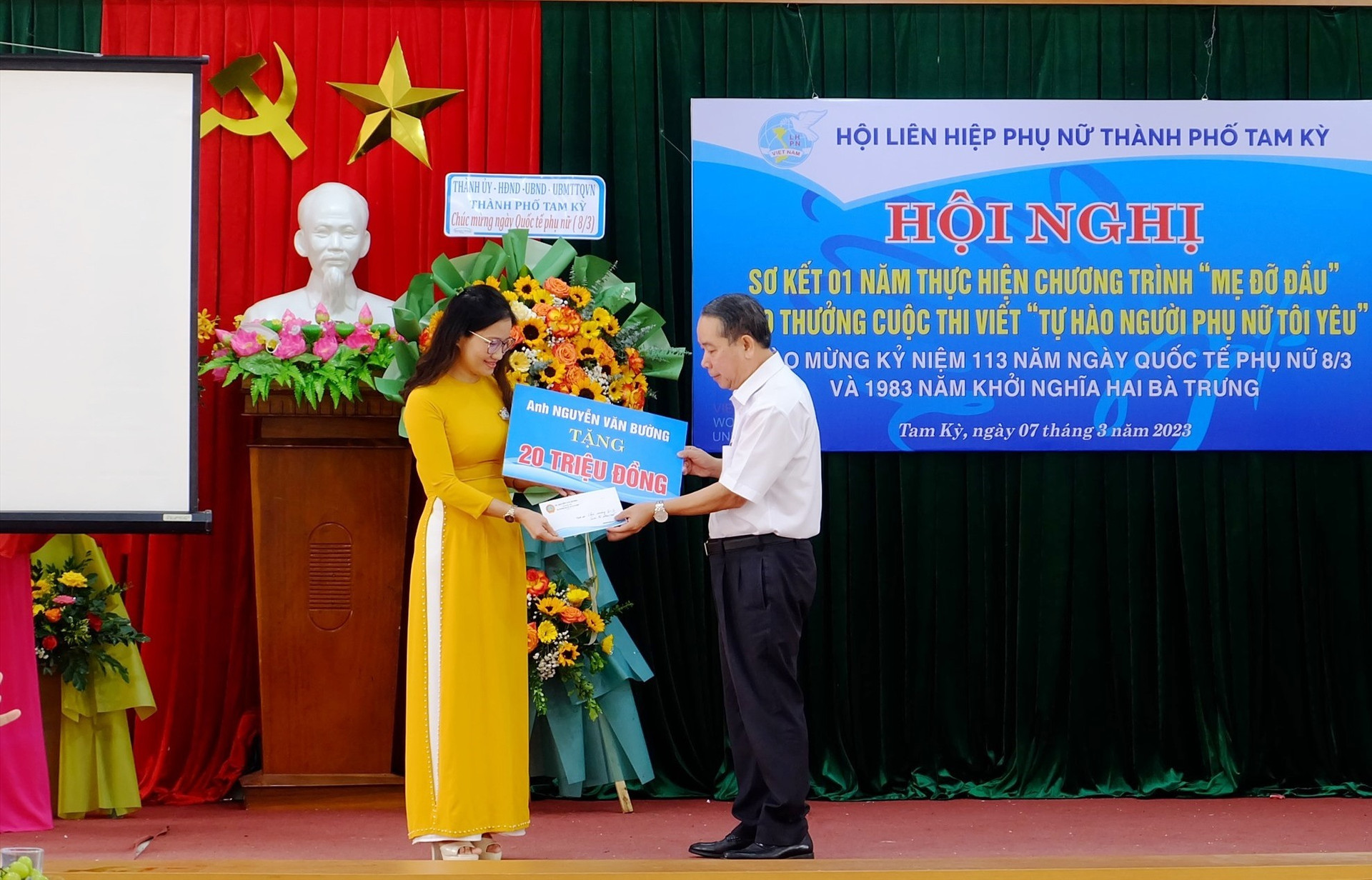 Ông Nguyễn Văn Bường - Chánh án Tòa án nhân dân cấp cao tại Đà Nẵng trao tặng quà để Hội phụ nữ thành phố thực hiện chương trình Mẹ đỡ đầu. Ảnh: M.L