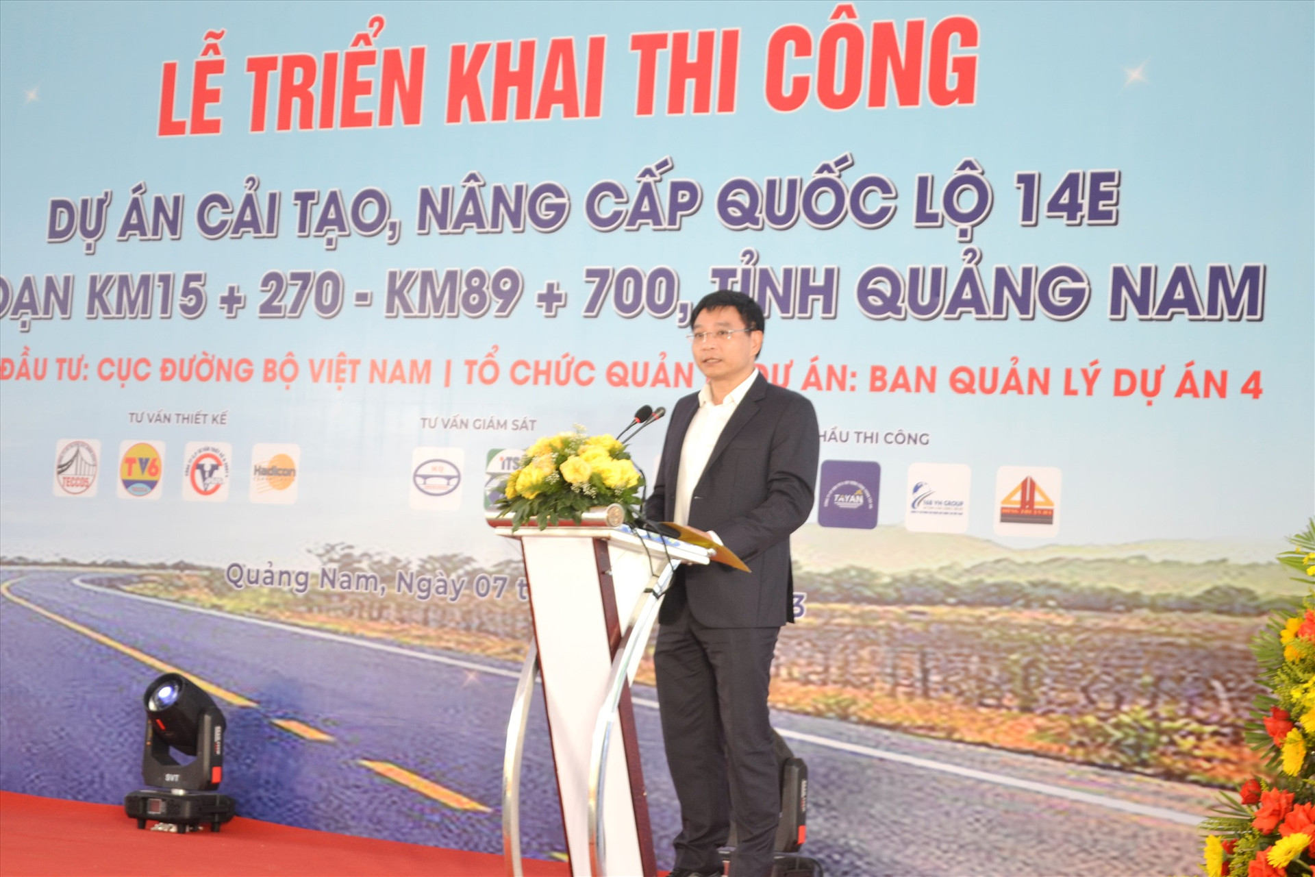 Bộ trưởng Nguyễn Văn Thắng đánh giá cao sự chỉ đạo chi tiết, cụ thể, quyết liệt của lãnh đạo UBND tỉnh đối với các địa phương, ban ngành liên quan tại buổi lễ. Ảnh: CT