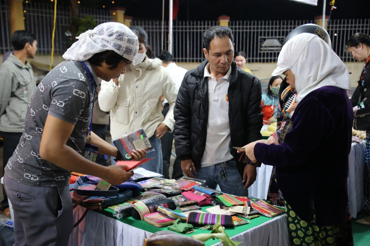 Người dân tìm mua sản phẩm của dệt may Cơ Tu Za Ra. Ảnh: A.N