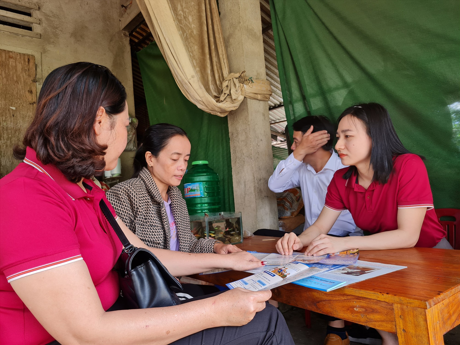 Tuyên truyền nhân dân tham gia chính sách bảo hiểm xã hội tại Tiên Phước. Ảnh: D.L