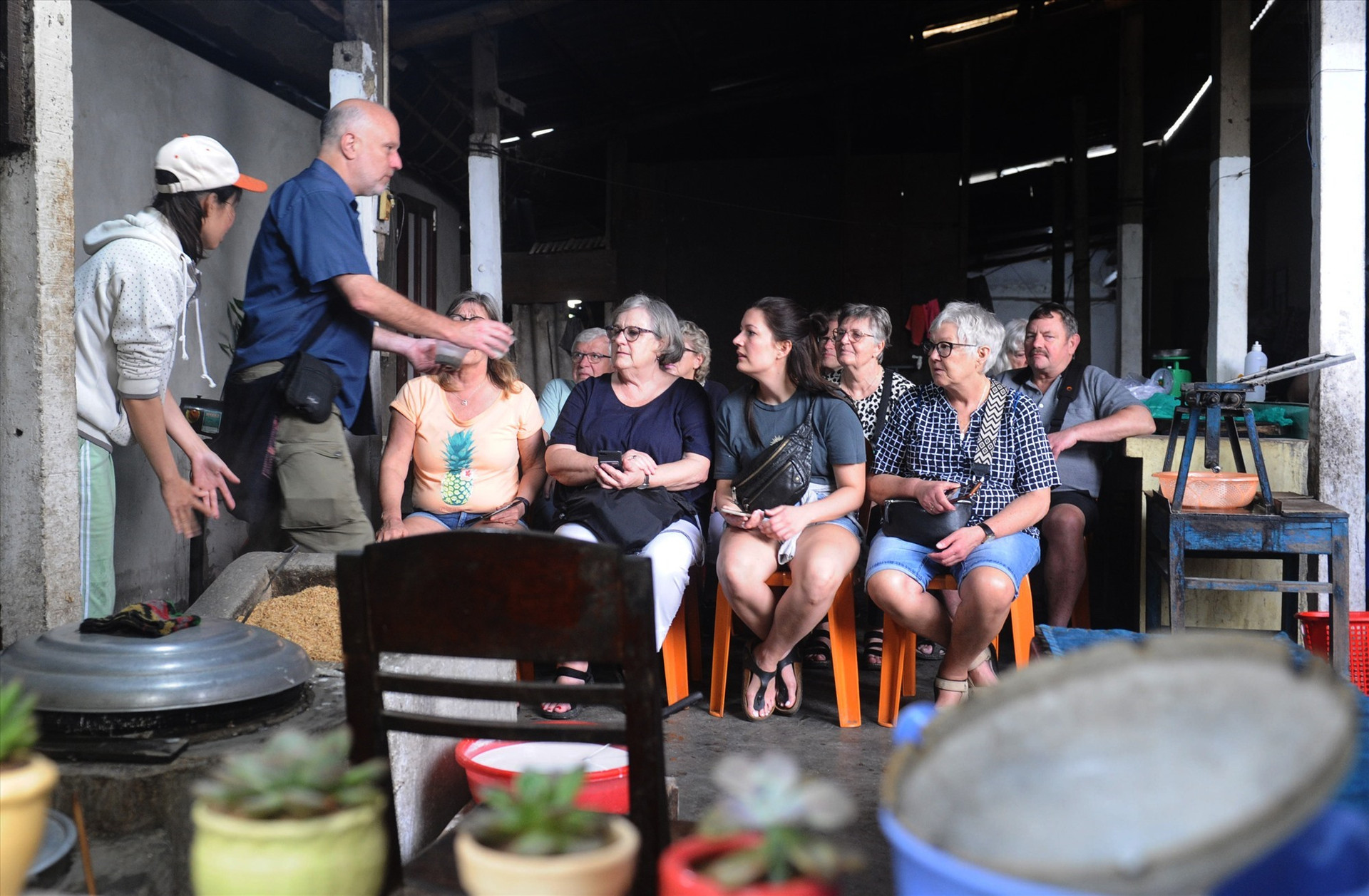 What makes foreigners love to visit Ms. An’s noodles stall may be the traditional way of making noodles by using rice husk stove.