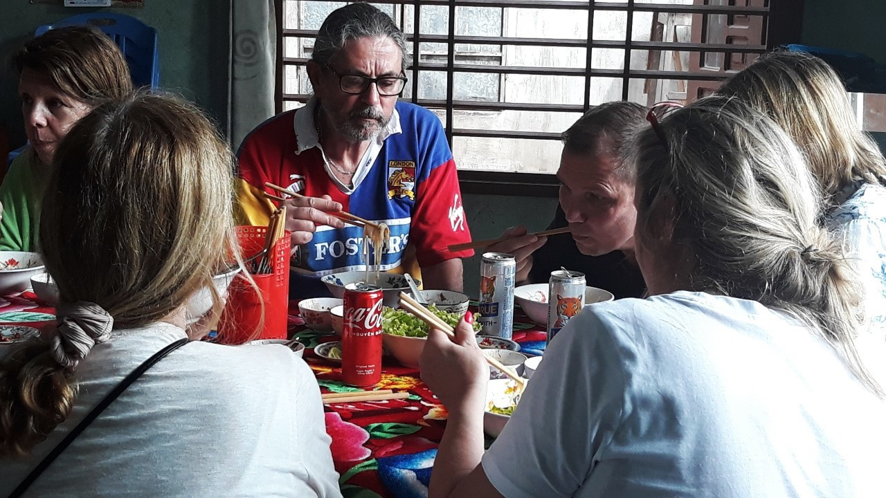 Foreigners are enjoying Quang noodles.