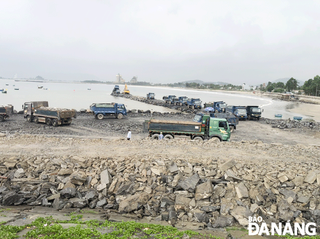 Các đơn vị thi công dự án Bến cảng Liên Chiểu (phần cơ sở hạ tầng dùng chung). Ảnh: THÀNH LÂN