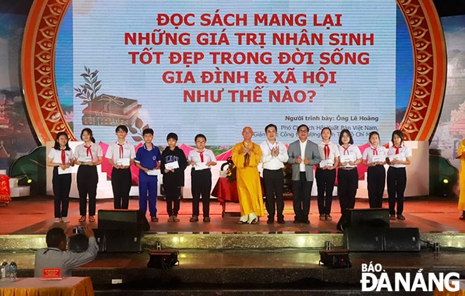 Chương trình diễn thuyết về văn hóa đọc với chủ đề “Đọc sách mang lại những giá trị nhân sinh tốt đẹp trong đời sống gia đình và xã hội như thế nào?”.